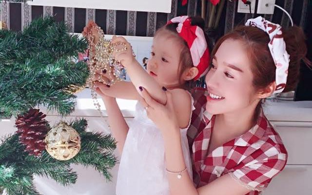 Elly Trần và con gái Cadie Mộc Trà thích thú ngồi trang trí cây thông Noel
