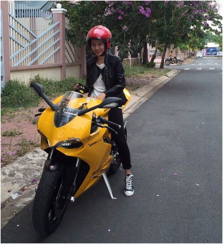 Cô gái xinh đẹp chạy xe Ducati hầm hố trên phố Sài Gòn - Ảnh 1
