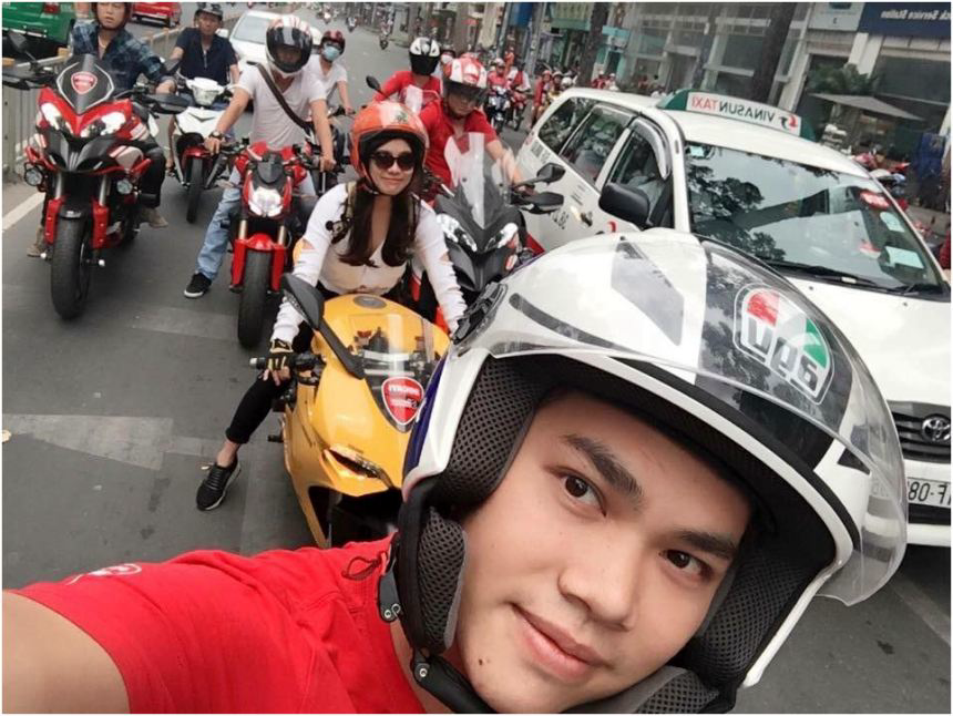 Cô gái xinh đẹp chạy xe Ducati hầm hố trên phố Sài Gòn - Ảnh 2