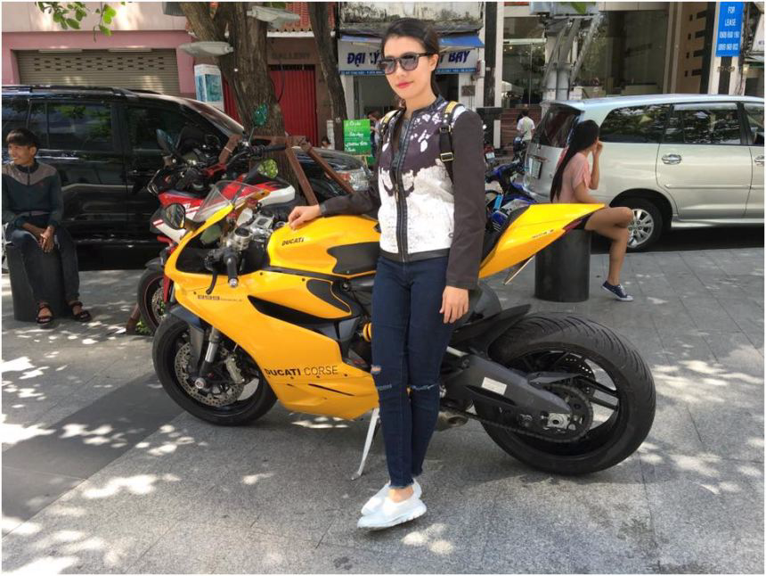 Cô gái xinh đẹp chạy xe Ducati hầm hố trên phố Sài Gòn - Ảnh 3