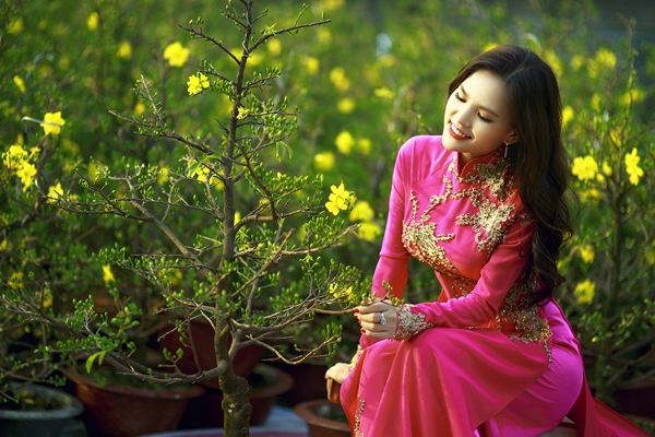Phi Huyền Trang khoe vẻ đẹp nền nã trong tà áo dài đón xuân - Ảnh 6