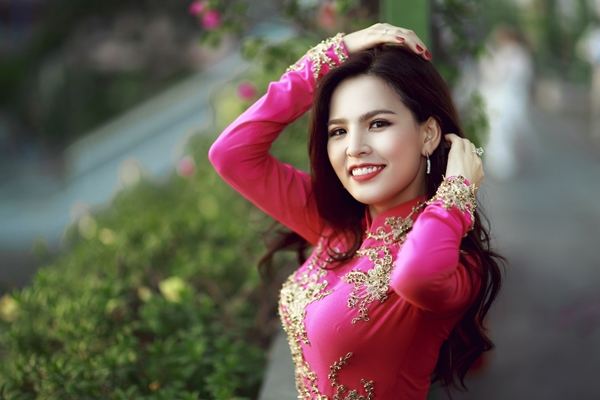 Phi Huyền Trang khoe vẻ đẹp nền nã trong tà áo dài đón xuân - Ảnh 3