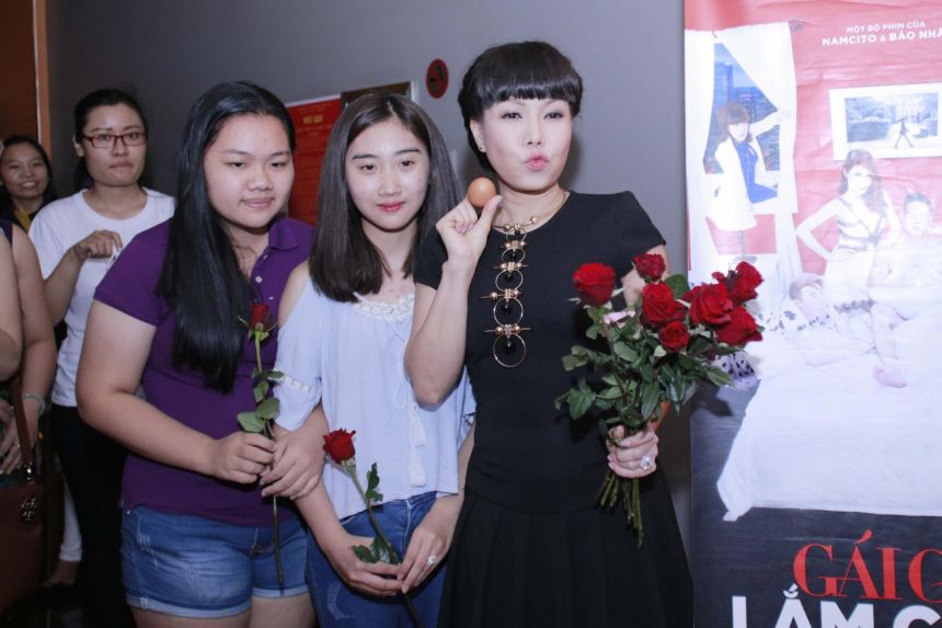 Việt Hương tặng Hoa và trứng cho khán giả gái già lắm chiêu - Ảnh 2
