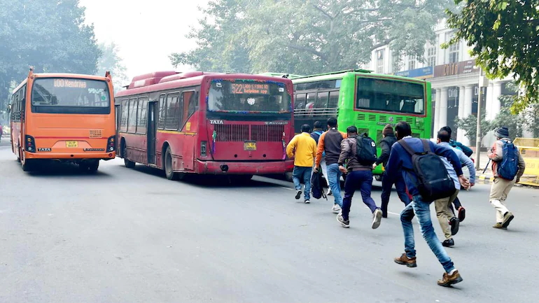 Không được cho phép lên xe vì các biện pháp ngăn ngừa Covid, người dân làm hỏng xe buýt DTC, gây tắc đường ở Delhi - Ảnh 1