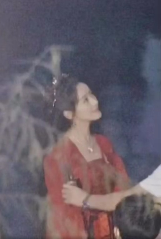 Lộ ảnh Viên Băng Nghiên mặc váy cưới đỏ rực, làm cô dâu của ‘ông chú U50’? - Ảnh 2