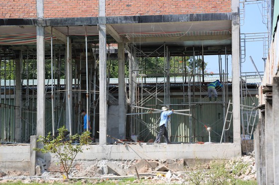 Nóng: Đình chỉ thi công công trình xây dựng trái phép ở Tịnh thất Bồng Lai, công nhân tháo dỡ giàn giáo - Ảnh 2