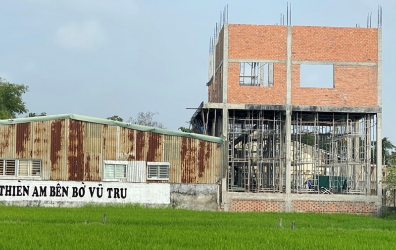 Nóng: Đình chỉ thi công công trình xây dựng trái phép ở Tịnh thất Bồng Lai, công nhân tháo dỡ giàn giáo - Ảnh 1