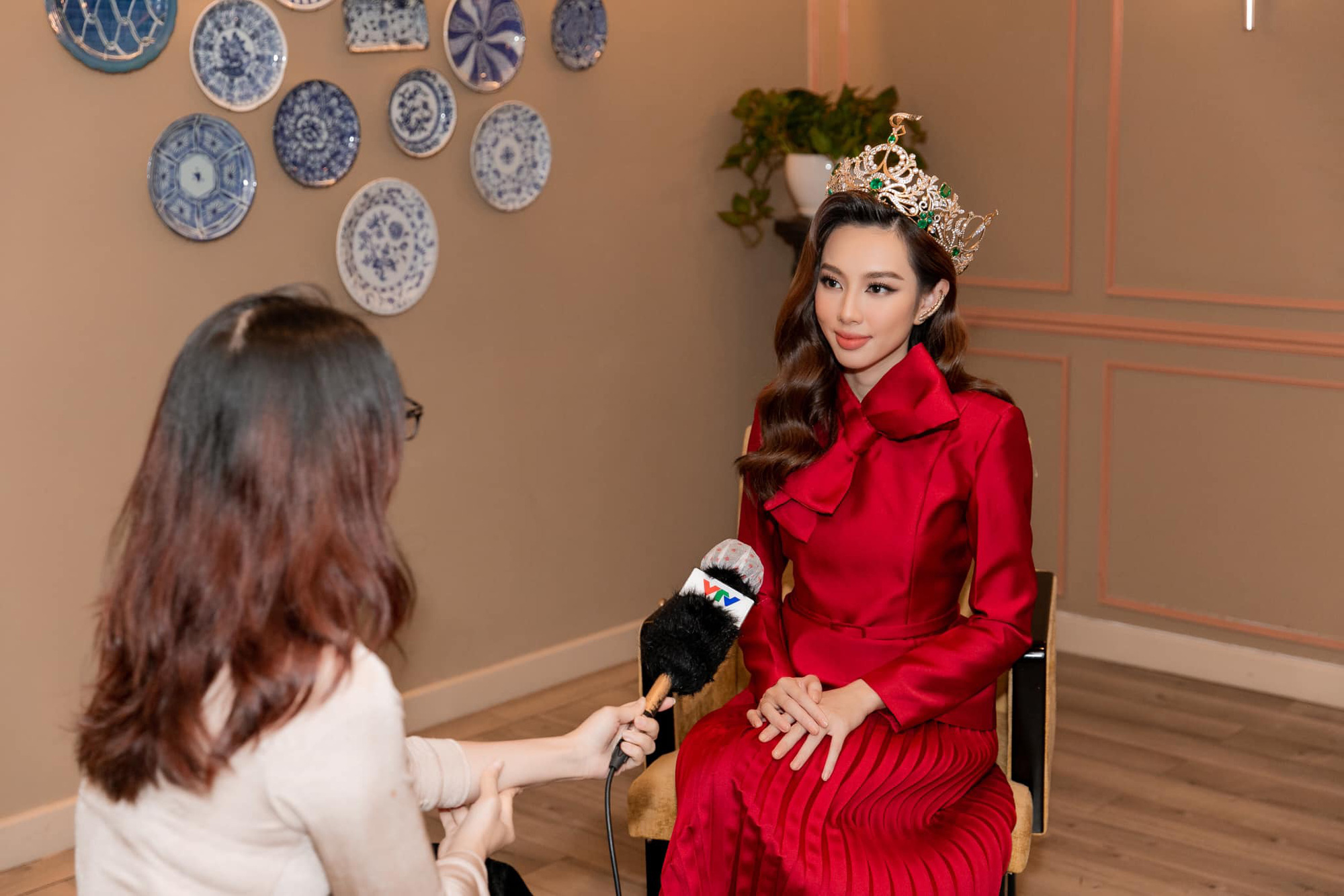 Không cần 'hở bạo' Hoa hậu Thùy Tiên vẫn cuốn hút nhờ thần thái 'sang chảnh' ngút ngàn, bộ trang phục được CĐM khen 'nức nở' - Ảnh 2