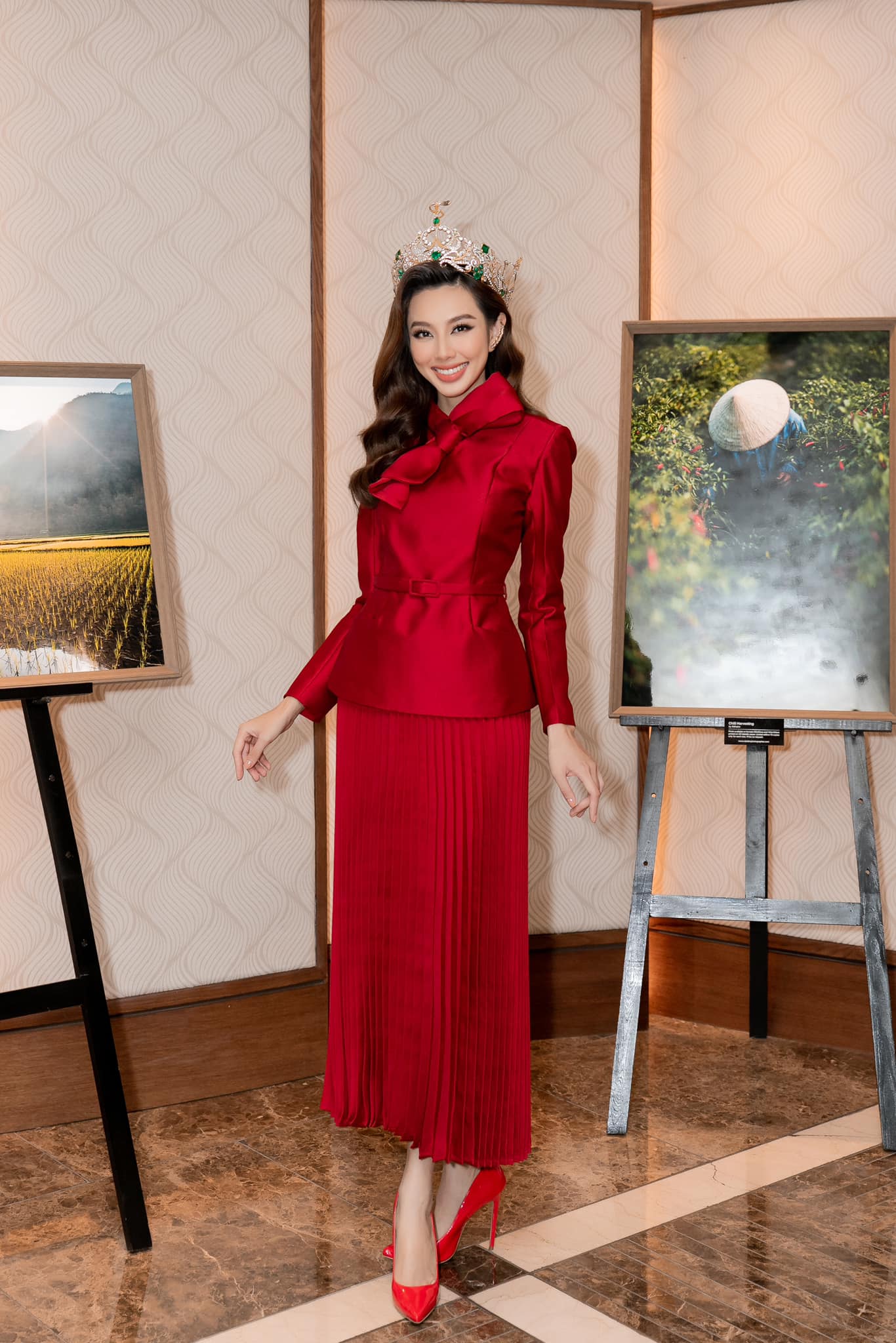 Không cần 'hở bạo' Hoa hậu Thùy Tiên vẫn cuốn hút nhờ thần thái 'sang chảnh' ngút ngàn, bộ trang phục được CĐM khen 'nức nở' - Ảnh 3