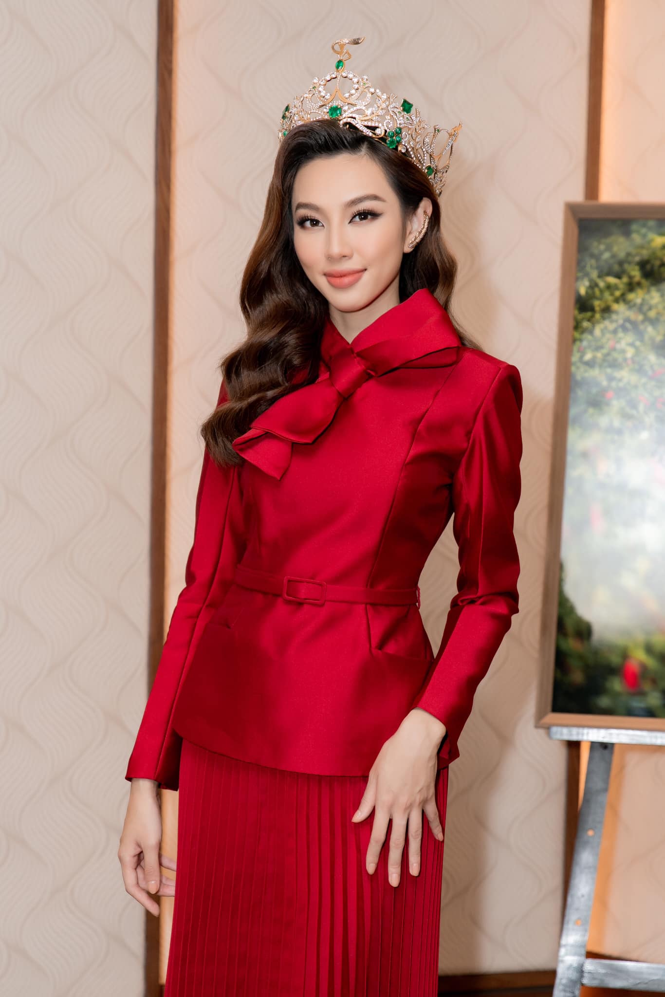 Không cần 'hở bạo' Hoa hậu Thùy Tiên vẫn cuốn hút nhờ thần thái 'sang chảnh' ngút ngàn, bộ trang phục được CĐM khen 'nức nở' - Ảnh 4
