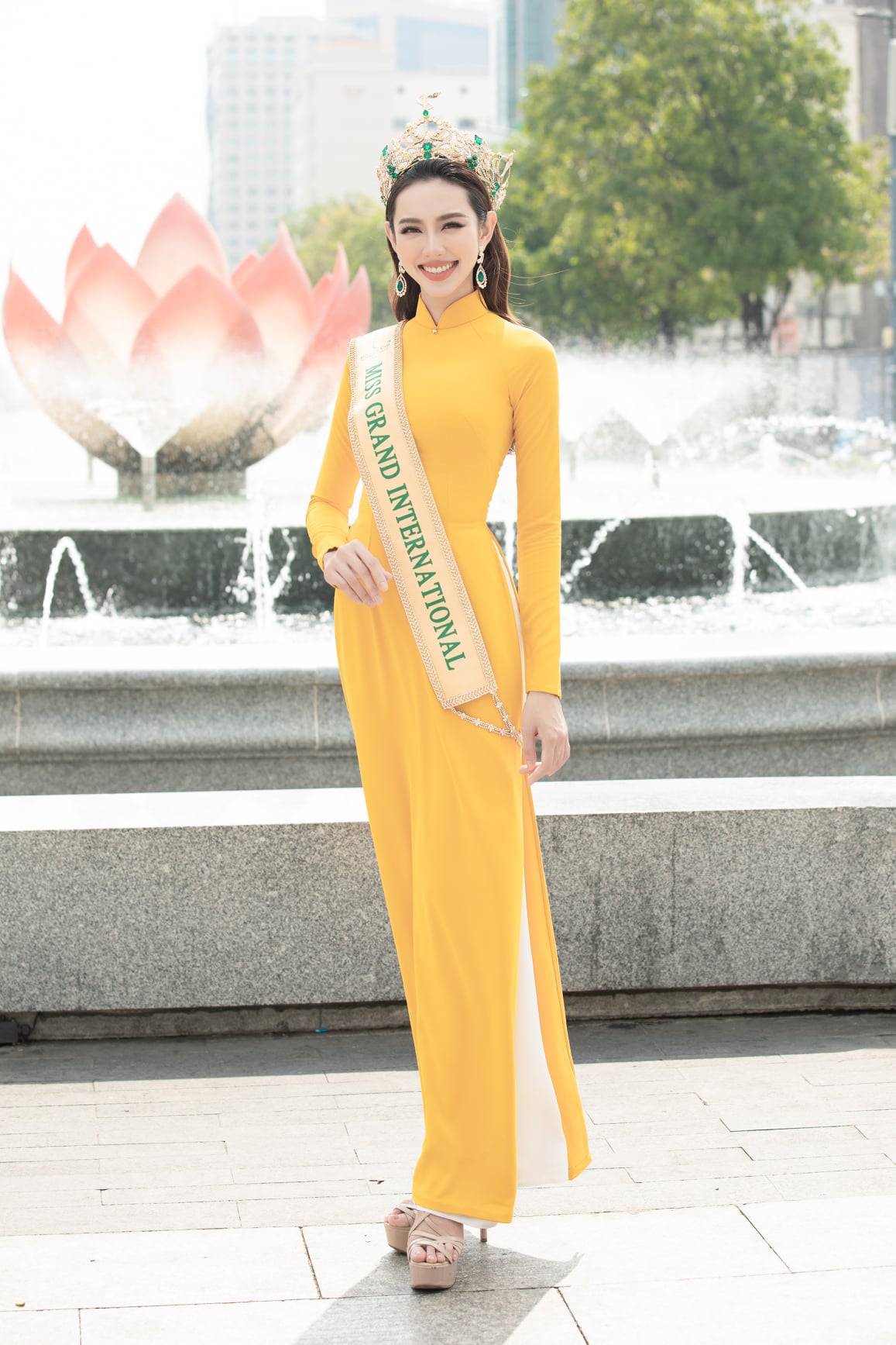 Không cần 'hở bạo' Hoa hậu Thùy Tiên vẫn cuốn hút nhờ thần thái 'sang chảnh' ngút ngàn, bộ trang phục được CĐM khen 'nức nở' - Ảnh 6