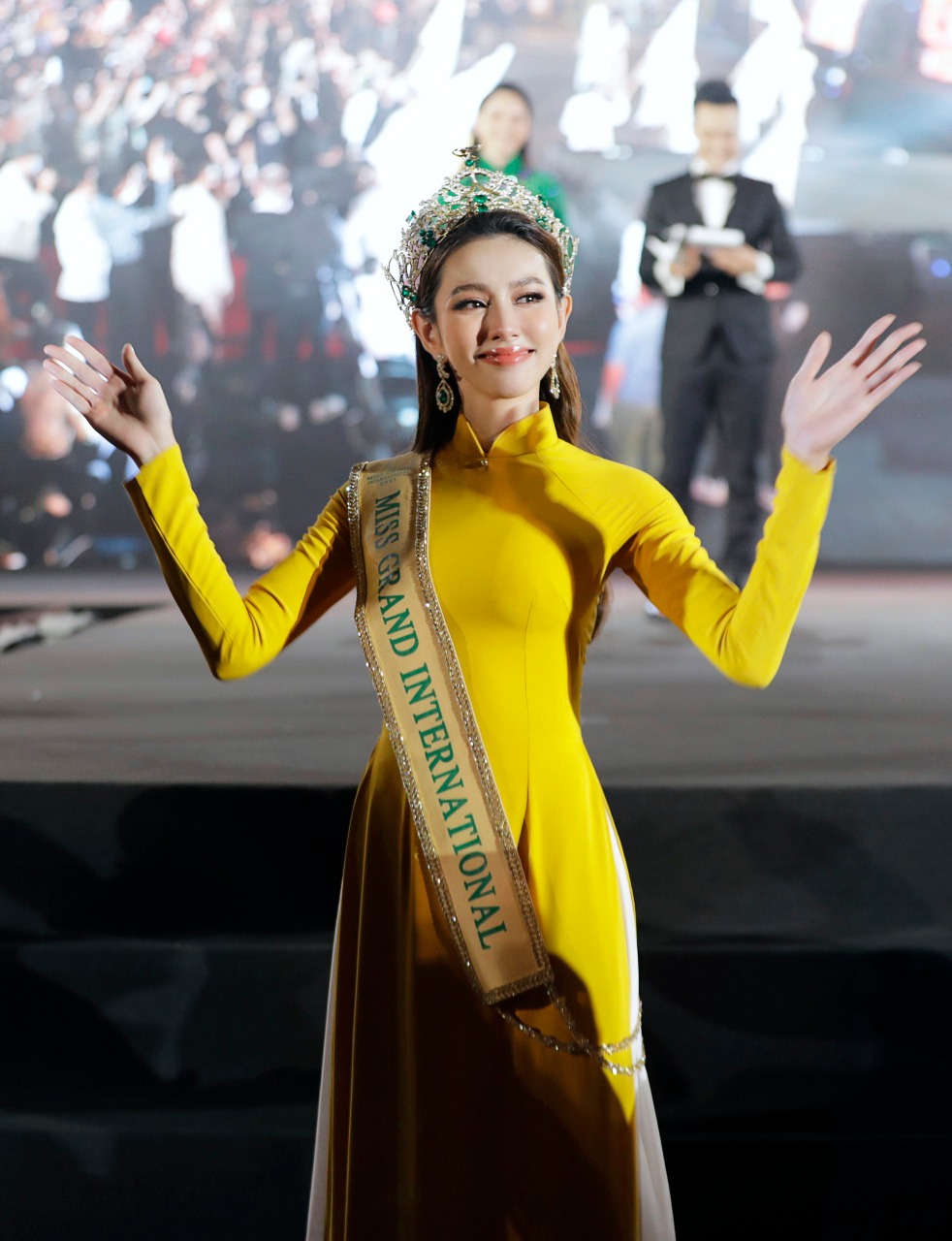 Không cần 'hở bạo' Hoa hậu Thùy Tiên vẫn cuốn hút nhờ thần thái 'sang chảnh' ngút ngàn, bộ trang phục được CĐM khen 'nức nở' - Ảnh 7