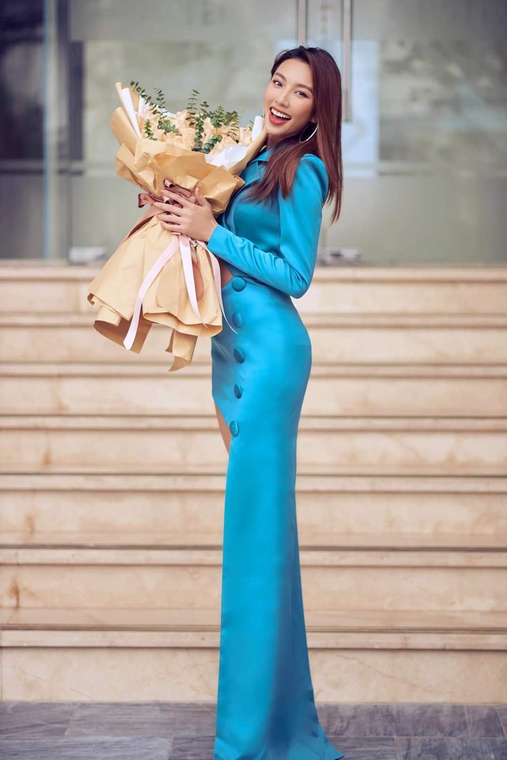 Không cần 'hở bạo' Hoa hậu Thùy Tiên vẫn cuốn hút nhờ thần thái 'sang chảnh' ngút ngàn, bộ trang phục được CĐM khen 'nức nở' - Ảnh 9
