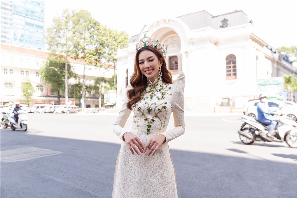 Không cần 'hở bạo' Hoa hậu Thùy Tiên vẫn cuốn hút nhờ thần thái 'sang chảnh' ngút ngàn, bộ trang phục được CĐM khen 'nức nở' - Ảnh 8