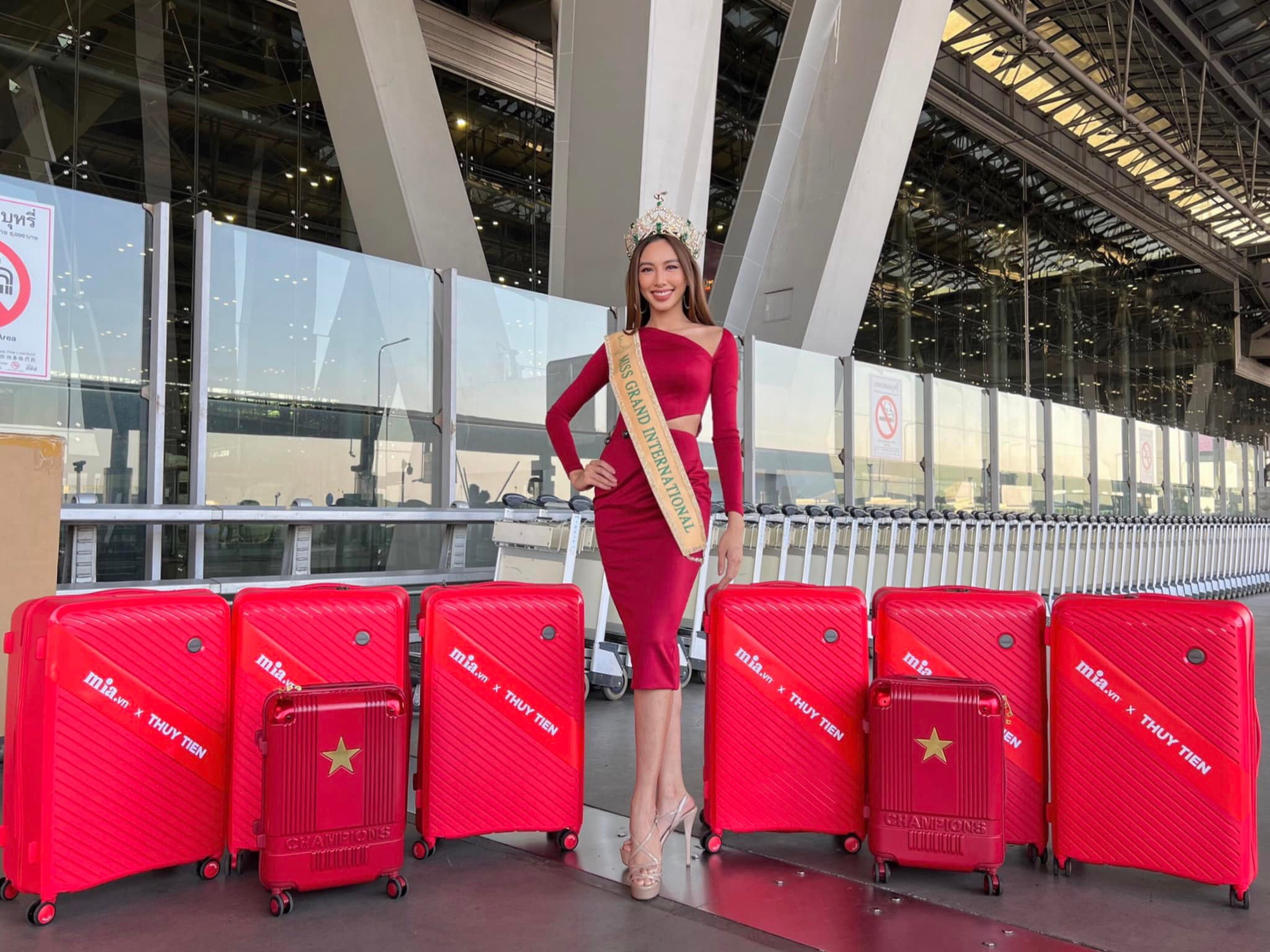 Không cần 'hở bạo' Hoa hậu Thùy Tiên vẫn cuốn hút nhờ thần thái 'sang chảnh' ngút ngàn, bộ trang phục được CĐM khen 'nức nở' - Ảnh 11