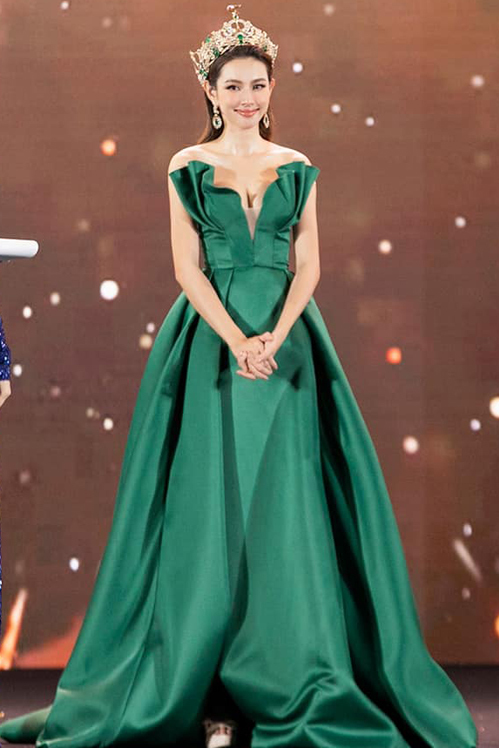 Không cần 'hở bạo' Hoa hậu Thùy Tiên vẫn cuốn hút nhờ thần thái 'sang chảnh' ngút ngàn, bộ trang phục được CĐM khen 'nức nở' - Ảnh 10