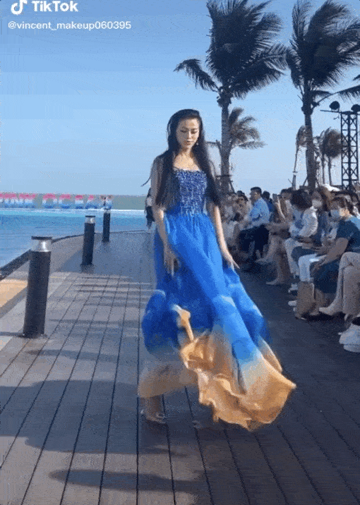Gặp sự cố khi catwalk, Hoa hậu Phương Khánh đành cười “10 phần bất lực” - Ảnh 1