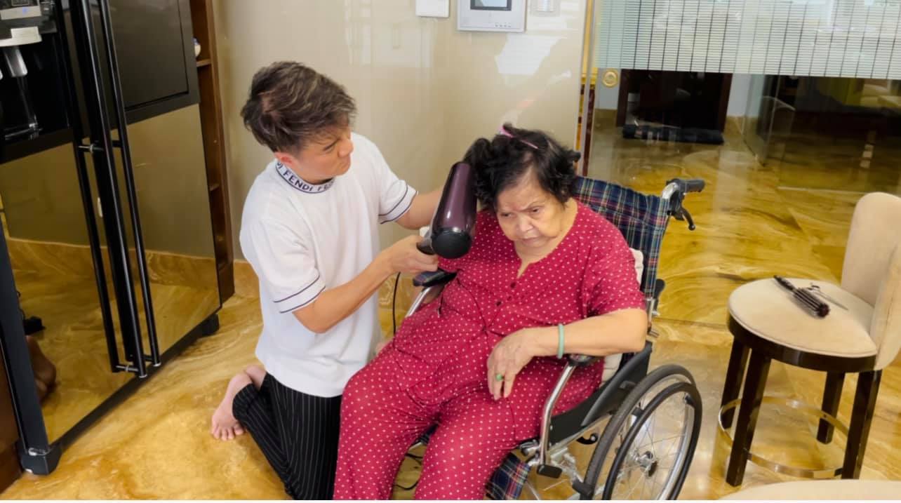 Đàm Vĩnh Hưng khoe cảnh chăm sóc mẹ ruột, lo lắng tình trạng sức khỏe ngày càng yếu của mẹ ở tuổi 74 - Ảnh 3