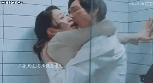 Màn cưỡng hôn gây choáng của Chung Hán Lương trong phim mới, độ bạo của “anh chú” vẫn đỉnh như năm nào - Ảnh 4