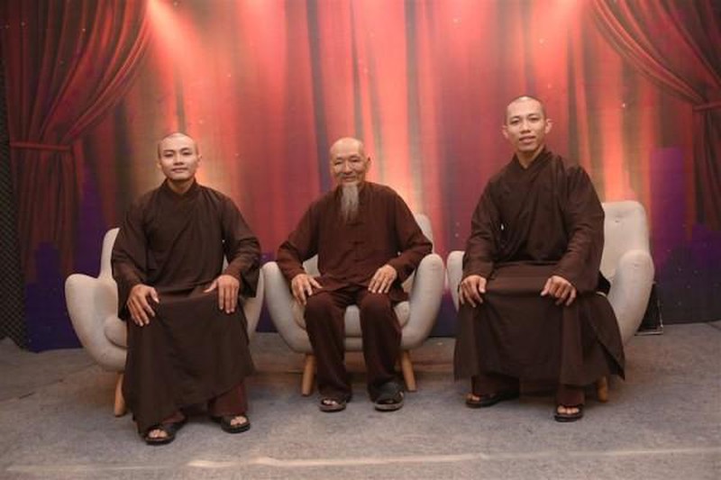 Hoài Linh, Trấn Thành, Đàm Vĩnh Hưng bị 'khui' loạt ảnh cũ chụp cùng nhóm người Tịnh thất Bồng Lai - Ảnh 2