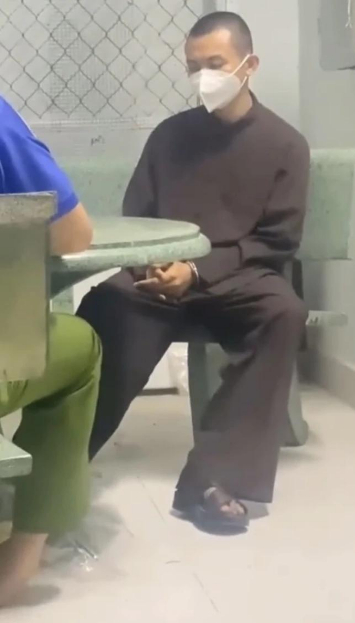 Hình ảnh mới nhất của 'đệ tử ruột' Tịnh Thất Bồng Lai: Đeo còng số 8, ngồi thẫn thờ làm việc với cơ quan điều tra - Ảnh 1
