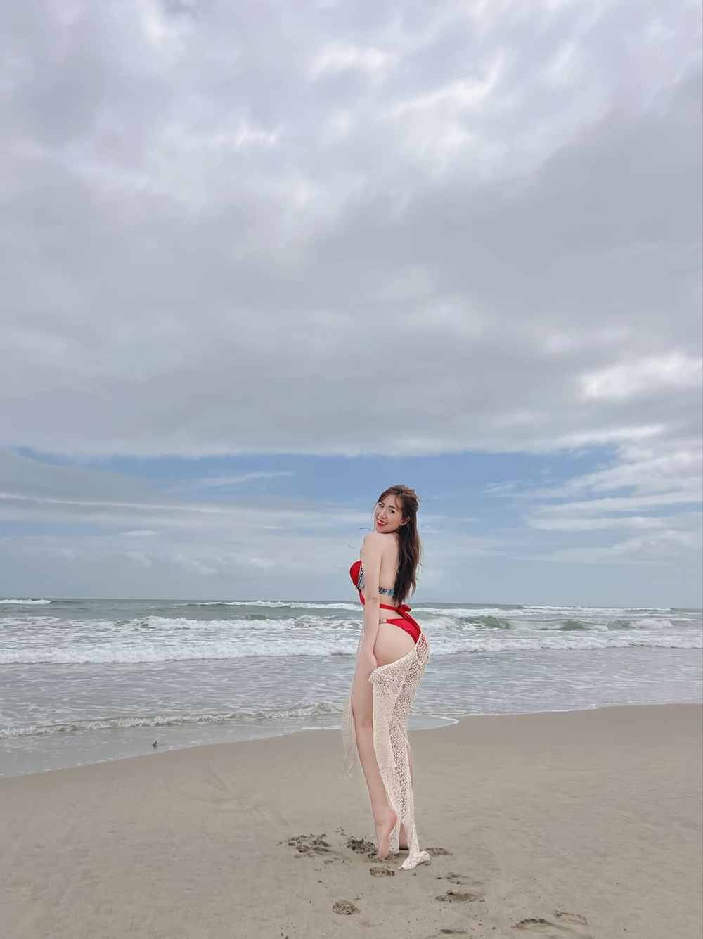 Hot girl Mai Thỏ khoe dáng đồng hồ cát nóng bỏng trong loạt ảnh diện bikini bên bãi biển - Ảnh 2