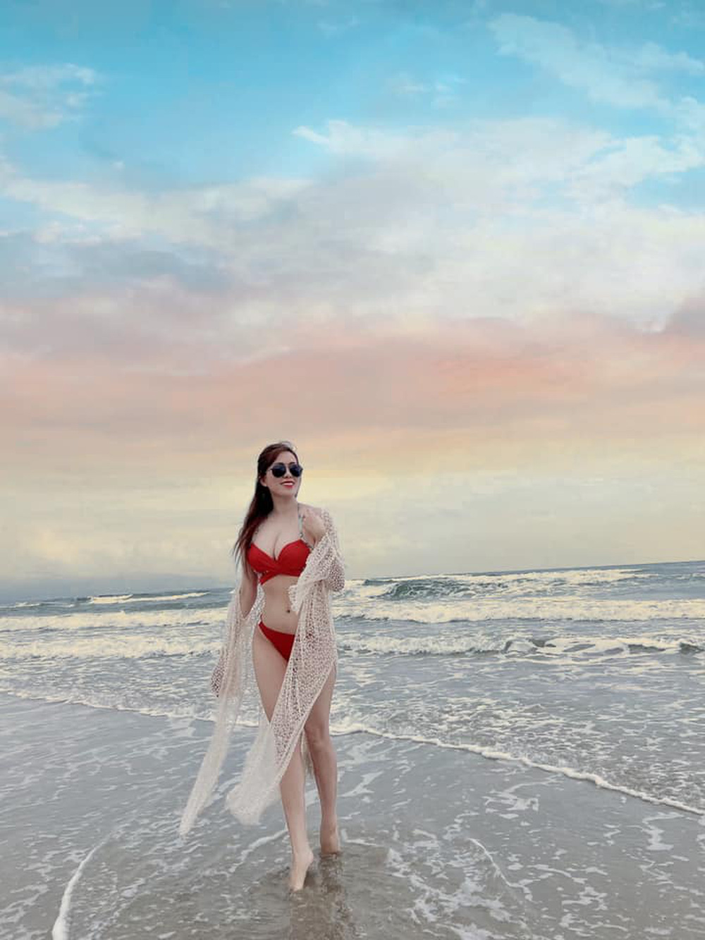 Hot girl Mai Thỏ khoe dáng đồng hồ cát nóng bỏng trong loạt ảnh diện bikini bên bãi biển - Ảnh 3
