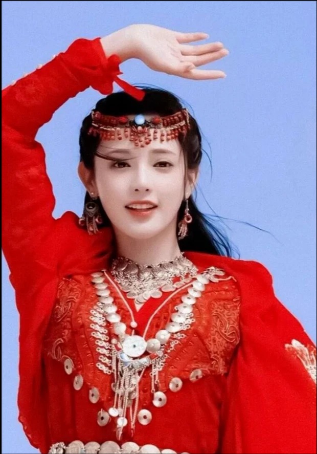 Dàn sao Cbiz xuống sắc thảm hại: Người đẹp 'Đông Cung' tàn tạ, 'đệ nhất mỹ nữ cổ trang' tan tành sự nghiệp vì dao kéo - Ảnh 1