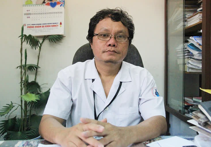 Bác sĩ Trương Hữu Khanh: Nếu trẻ nhiễm Omicron không có việc gì phải lo lắng, nên để trẻ đi học - Ảnh 1
