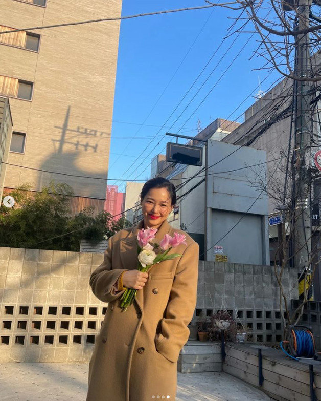 Bà bầu 'hoa hậu đẹp nhất Hàn Quốc' Honey Lee lộ diện với vẻ mặt hạnh phúc sau khi thông báo kết hôn - Ảnh 1
