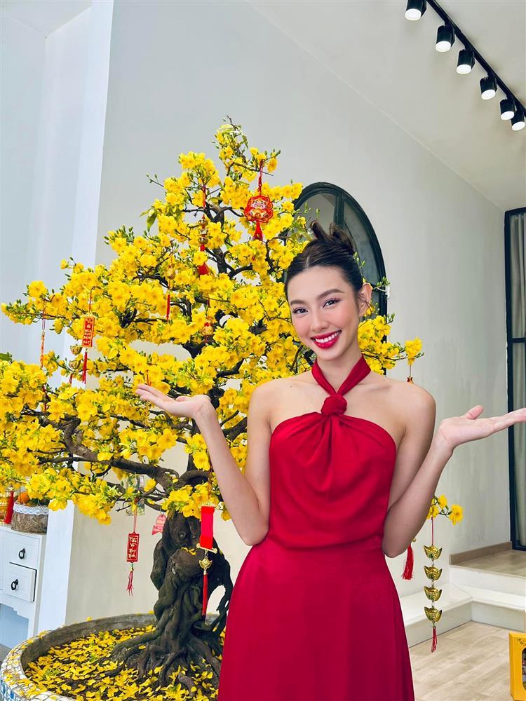 Lộ ảnh Hoa hậu Thùy Tiên vén váy, ngồi đánh bài ngày Tết - Ảnh 2