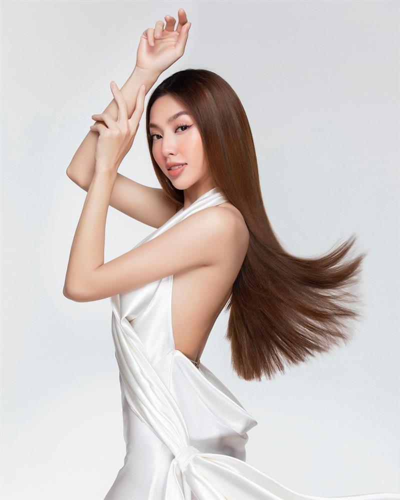 Lộ ảnh Hoa hậu Thùy Tiên vén váy, ngồi đánh bài ngày Tết - Ảnh 3