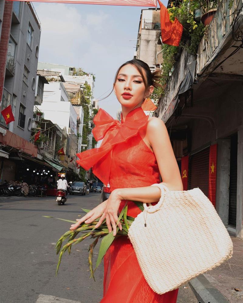 Lộ ảnh Hoa hậu Thùy Tiên vén váy, ngồi đánh bài ngày Tết - Ảnh 4