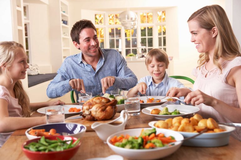 Ăn tối cùng nhau là công thức kỳ diệu cho cuộc sống gia đình, không chỉ tạo niềm vui mà còn là nơi nuôi dưỡng tâm hồn cho con từ những cách tuyệt vời này - Ảnh 1