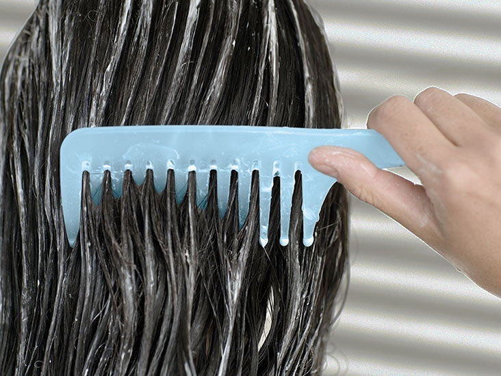 Nếu bạn có mái tóc xơ rối, dễ gãy rụng thì hãy thử dùng dầu dưỡng ủ tóc trước khi gội đầu để giúp tóc thêm chắc chắn và khỏe mạnh hơn - Ảnh 2