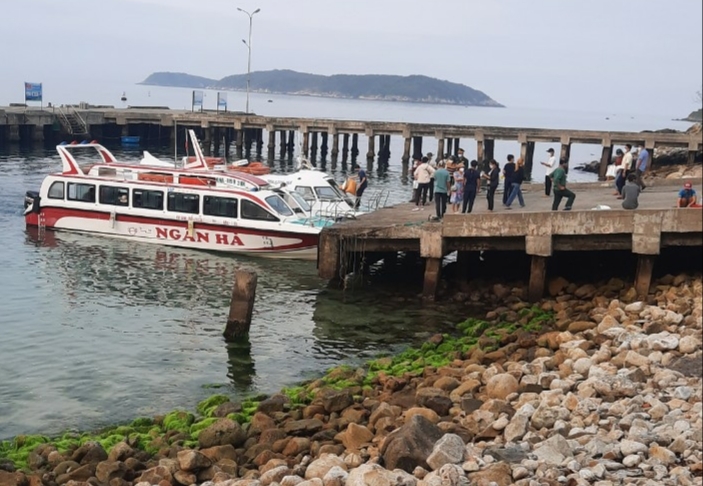Người dân và du khách mắc kẹt 2 ngày ở đảo Cù Lao Chàm vì ca nô không được xuất bến - Ảnh 1