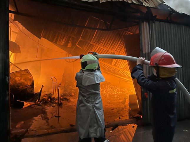 Hà Nội: Đám cháy dữ dội thiêu rụi gần 300m2 dãy nhà xưởng sản xuất giấy, gỗ ép,... - Ảnh 1