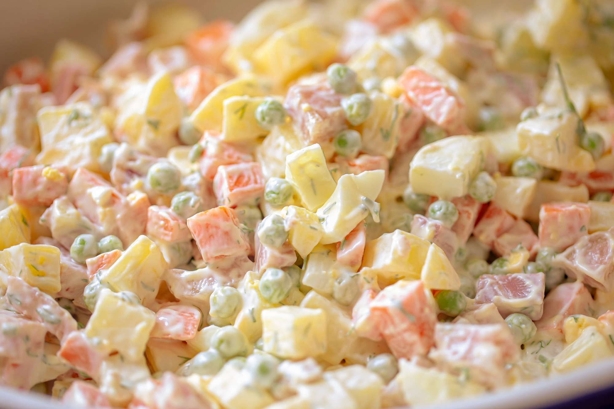 Salad Nga đơn giản với cà rốt, đậu hà lan hòa quyện cùng xốt mayonnaise béo béo! - Ảnh 2