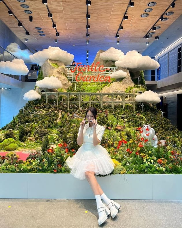 Jennie (Black Pink) đăng tải hình ảnh xinh đẹp như một bông hoa trắng nở trong vườn cây - Ảnh 5