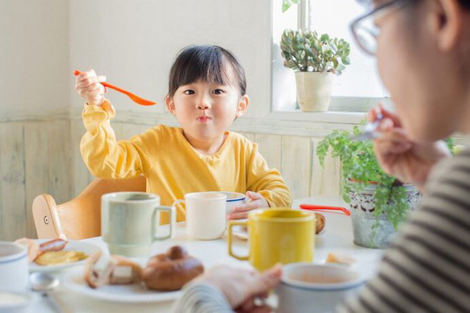 Nuôi con những năm đầu đời là thách thức với nhiều bậc cha mẹ, bỏ túi các bí quyết này sẽ giúp trẻ từ 1-3 tuổi không những ăn ngoan mà còn ngon miệng  - Ảnh 3