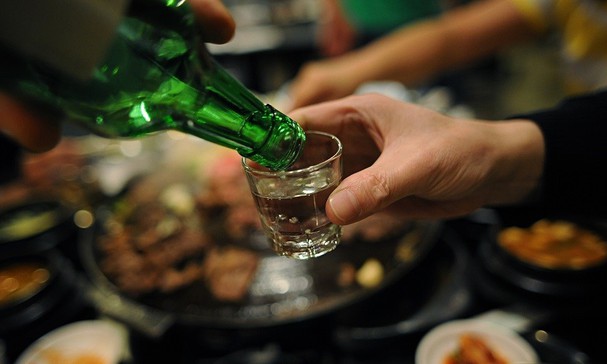 Các nhà khoa học vừa công bố mối quan hệ độc hại ít ai ngờ tới giữa rượu bia và não bộ - Ảnh 1