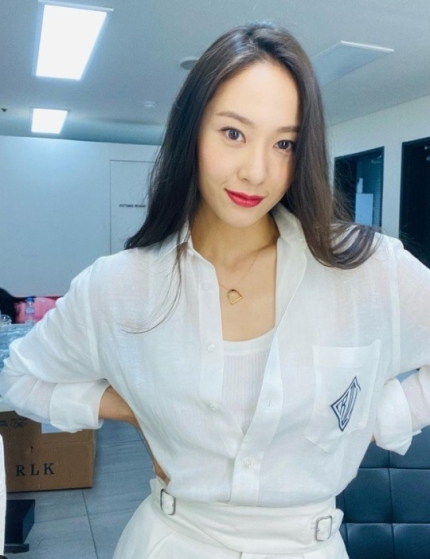 Jung Soo-jung (Krystal) - Khoe vẻ đẹp tràn đầy sức sống và đẳng cấp quý cô ở 29 tuổi trong trang phục sơ mi trắng đơn giản và đôi môi đỏ quyến rũ - Ảnh 1