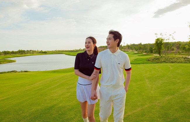 Thời trang đi chơi golf nổi bật của các cặp đôi Vbiz - Ảnh 2