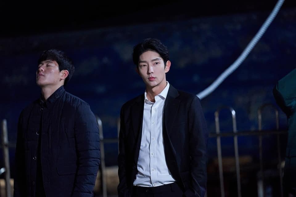 Lee Joon Ki xuất hiện cùng vẻ ngoài 'không tuổi', thần thái toát lên vẻ lịch lãm, sắc bén trong bộ phim mới về đề tài chính trị - Ảnh 2