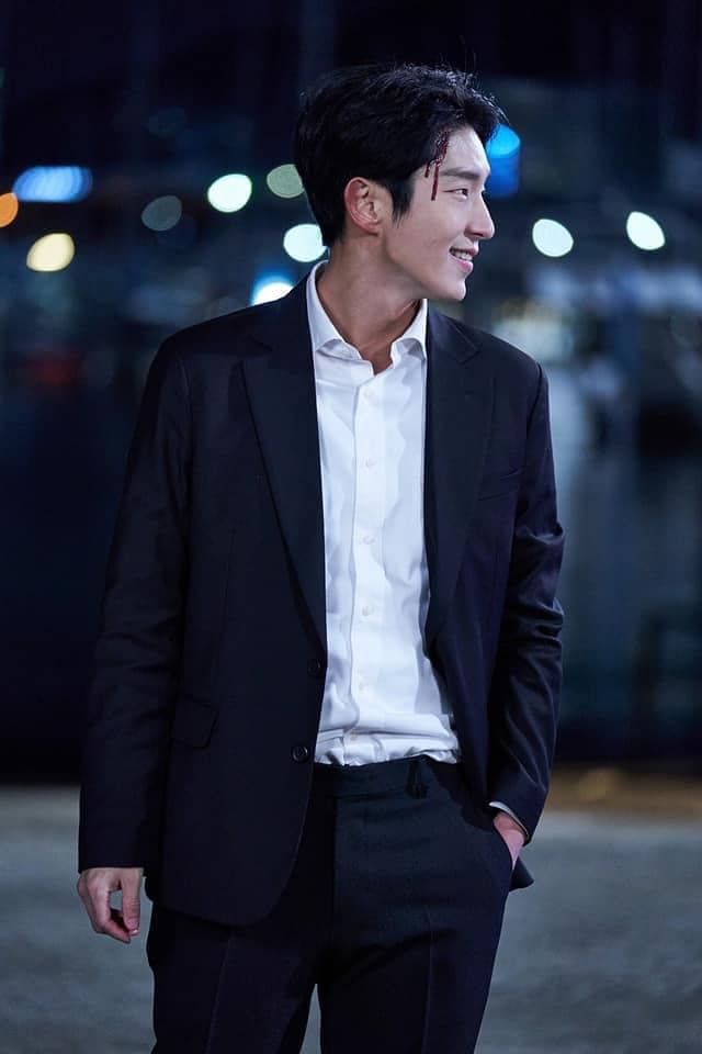 Lee Joon Ki xuất hiện cùng vẻ ngoài 'không tuổi', thần thái toát lên vẻ lịch lãm, sắc bén trong bộ phim mới về đề tài chính trị - Ảnh 3