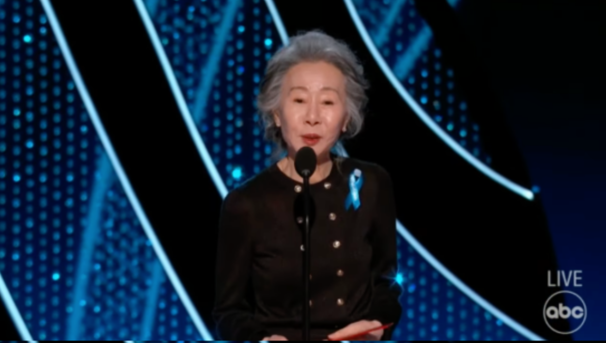 Hành động 'đáng kinh ngạc' của nữ diễn viên gạo cội Hàn Quốc ở lễ trao giải Oscar 2022 khiến netizen trầm trồ - Ảnh 1