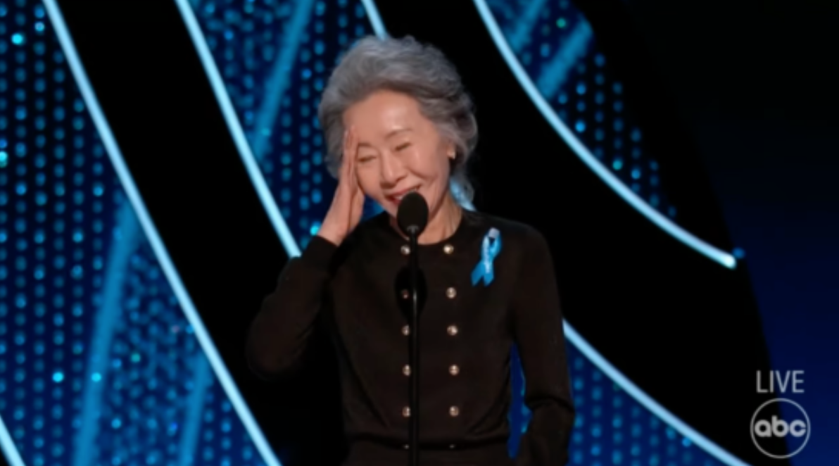 Hành động 'đáng kinh ngạc' của nữ diễn viên gạo cội Hàn Quốc ở lễ trao giải Oscar 2022 khiến netizen trầm trồ - Ảnh 2
