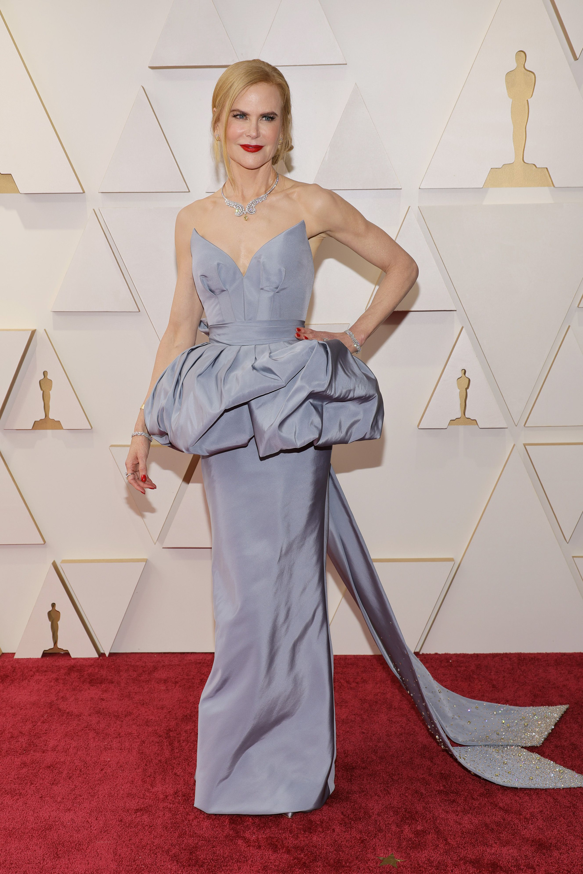 Mãn nhãn với trang phục của các sao Hollywood trên thảm đỏ Oscars 2022 - Ảnh 5