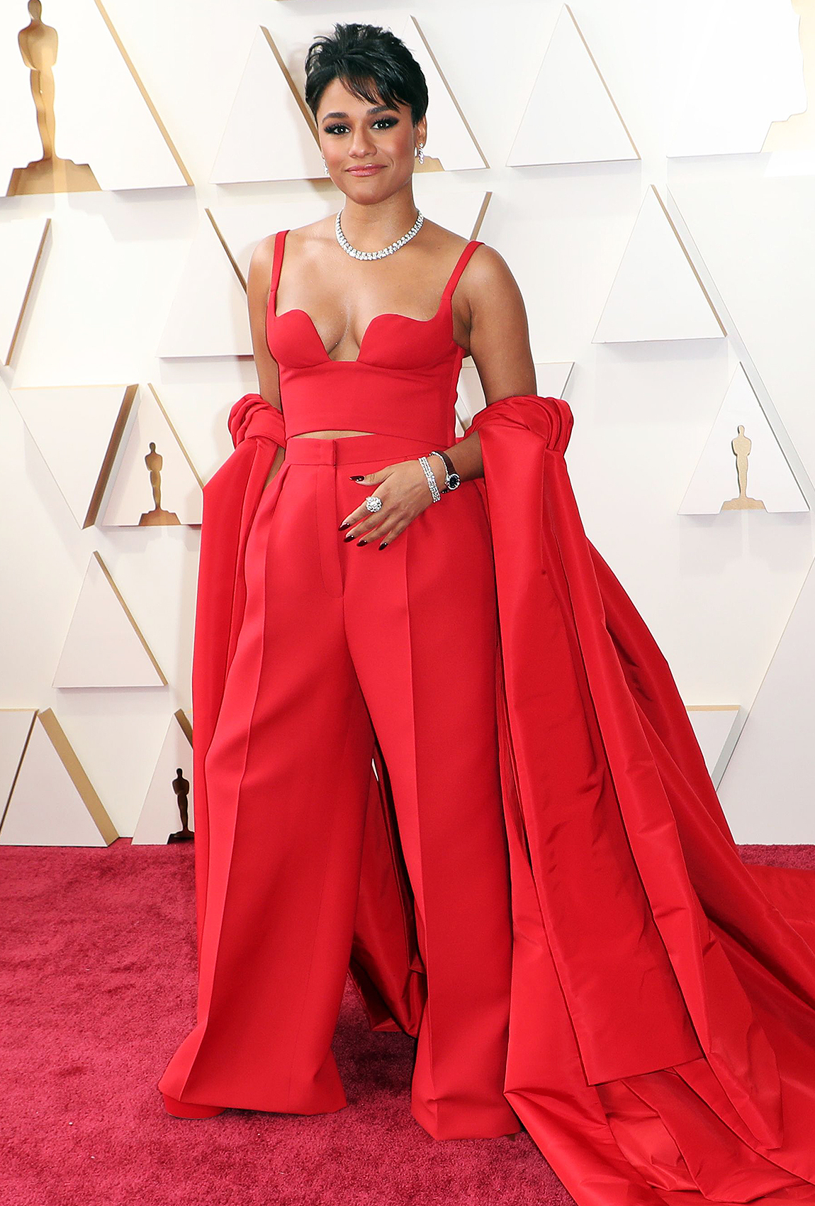 Mãn nhãn với trang phục của các sao Hollywood trên thảm đỏ Oscars 2022 - Ảnh 6
