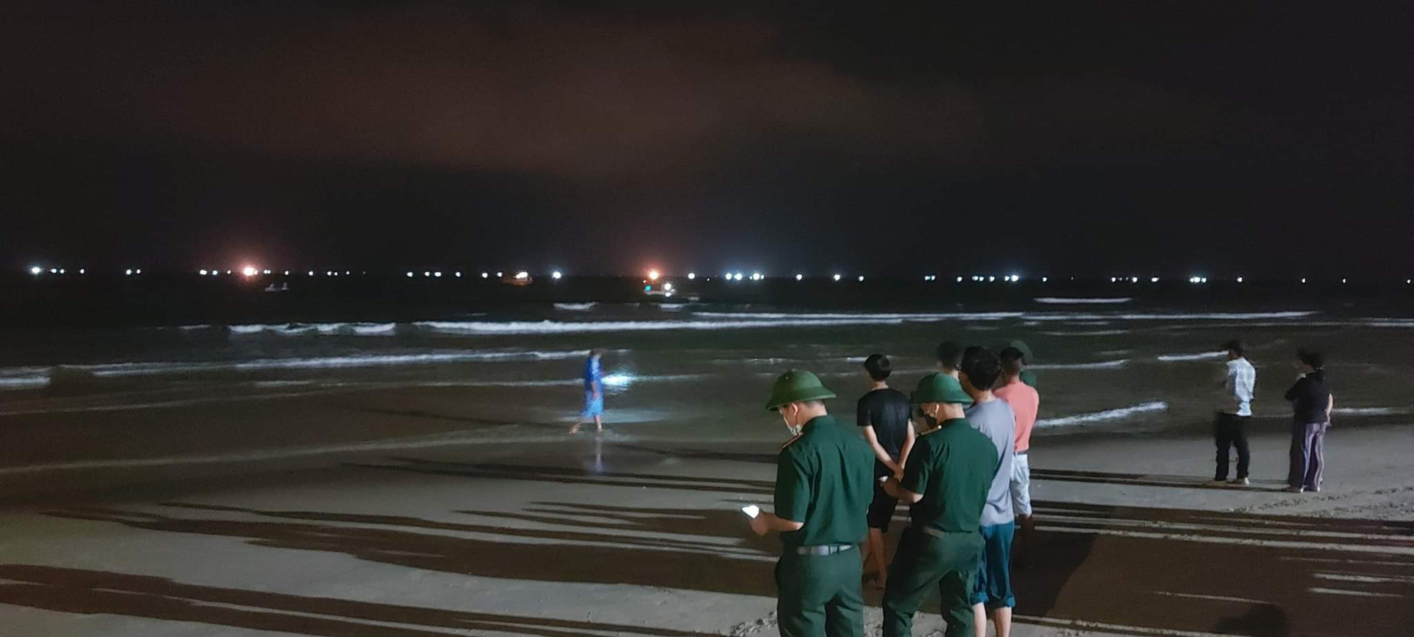 Đà Nẵng: Tắm biển đêm, 5 du khách bị nước cuốn trôi, người dân khẳng định 'nếu tắm trong vùng an toàn rất khó xảy ra tai nạn' - Ảnh 1